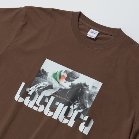 タスティエーラ引退記念 グラフィカルTシャツAパターン（茶/Brown）