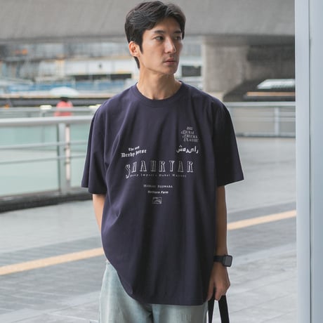 シャフリヤール グラフィカルTシャツBパターン（ネイビー/Navy）