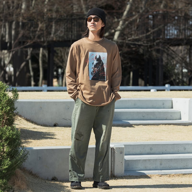 ウインドインハーヘア グラフィカルロングスリーブTシャツ（ベージュ