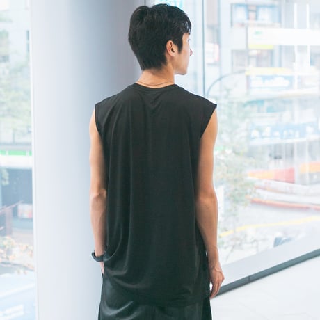 シャフリヤール グラフィカルノースリーブTシャツ（黒/Black）