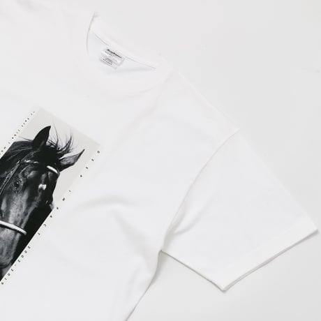 ディープインパクト グラフィカルTシャツBパターン（白/White）