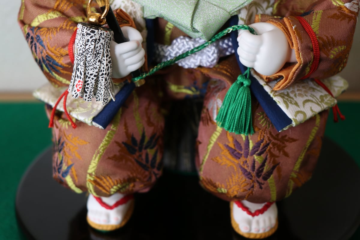 鶴屋半兵衛】江戸おさな大将 大 書毛 腰掛 逸品飾り | 林人形工房