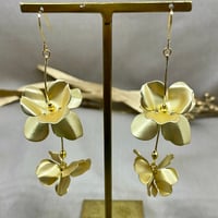 結婚式 マットゴールド 花びら フラワー ゆらゆら ウエディング  花嫁 ブライダルピアス イヤリング