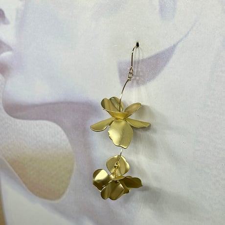 結婚式 マットゴールド 花びら フラワー ゆらゆら ウエディング  花嫁 ブライダルピアス イヤリング
