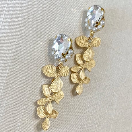 結婚式 ティアドロップラインストーン＆パールと三連チャームのピアスor イヤリング