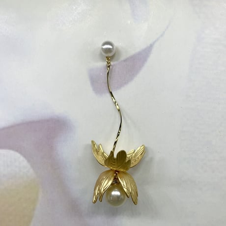 結婚式 マットゴールド パール 花びら フラワー ゆらゆら ウエディング ブライダル ピアス イヤリング