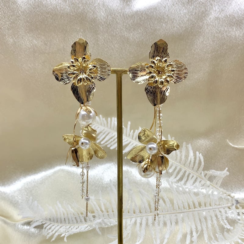 結婚式 大ぶりゴールドWフラワーピアスorイヤリング | Free Three