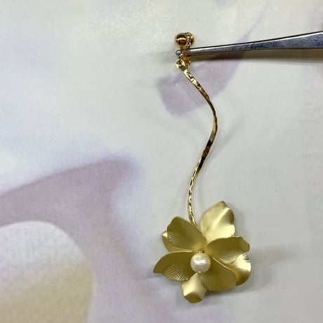 結婚式 マットゴールド 花びら ウェーブ ゆらゆら ウエディング ブライダル ピアス イヤリング