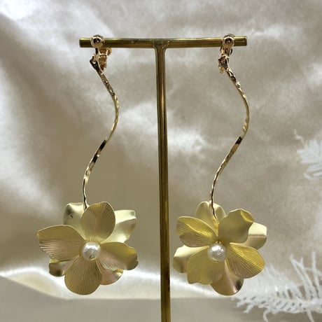 結婚式 マットゴールド 花びら ウェーブ ゆらゆら ウエディング ブライダル ピアス イヤリング