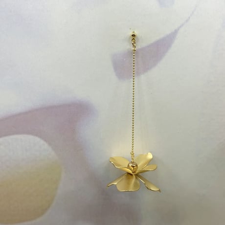 結婚式 マットゴールド 花びら フラワー ゆらゆら ウエディング ブライダル ピアス イヤリング