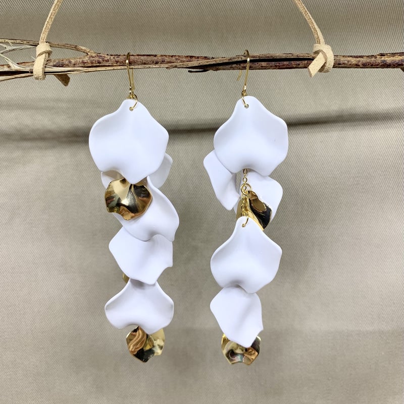 ゲリラセール22:00まで小花が連なるホワイトフラワーイヤリング結婚式デートにも ゲリラセール22:00まで小花が連なるホワイトフラワーイヤリング結婚式