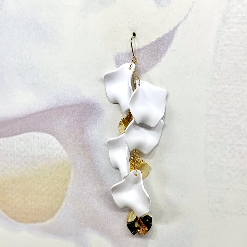 結婚式 大ぶり 花びら ホワイト×ゴールドフラワーペタルピアスor