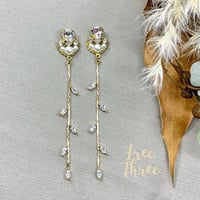 結婚式 ティアドロップラインストーン＆パールと三連チャームのピアスorイヤリング