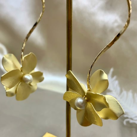 結婚式 マットゴールド 花びら ウェーブ ゆらゆら ウエディング ブライダル ピアス イヤリング