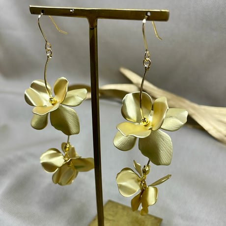 結婚式 マットゴールド 花びら フラワー ゆらゆら ウエディング  花嫁 ブライダルピアス イヤリング