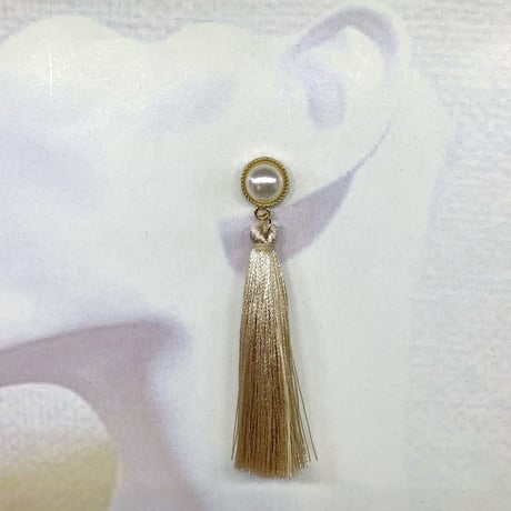 結婚式 お呼ばれにもパールとロングタッセルのピアス