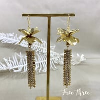 結婚式 ゴールド フラワー ゴールドチャーム イヤリング or ピアス ゴールド 大ぶり 花嫁  ブライダル  タッセル