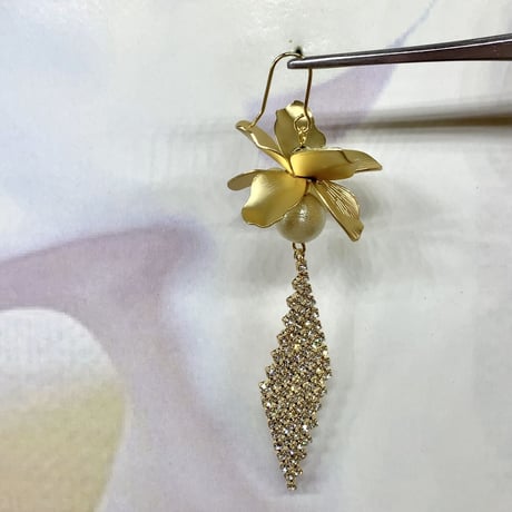 結婚式 マットゴールド フラワー シャンデリア ピアスorイヤリング  花嫁  ブライダル  大ぶり  パール ゴールド