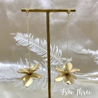 結婚式 マットゴールド 花びら フラワー ゆらゆら ウエディング ブライダル ピアス イヤリング