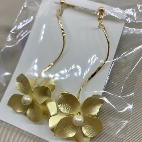 結婚式 マットゴールド 花びら ウェーブ ゆらゆら ウエディング ブライダル ピアス イヤリング