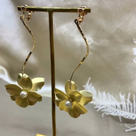 結婚式 マットゴールド 花びら ウェーブ ゆらゆら ウエディング ブライダル ピアス イヤリング
