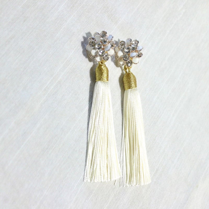 結婚式 ロングホワイトタッセルイヤリング ピアス | Free Three