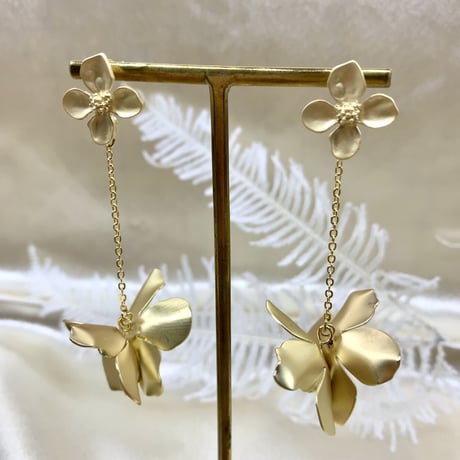 結婚式 マットゴールド 花びら フラワー ゆらゆら ウエディング ブライダル ピアス