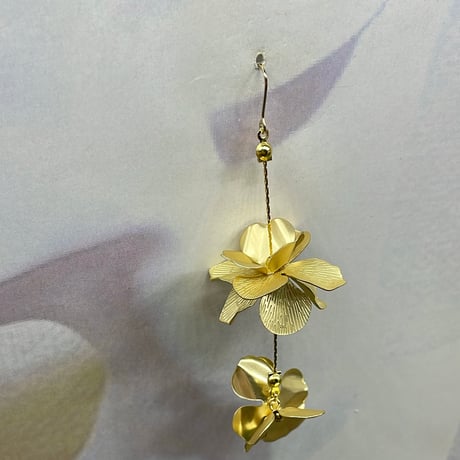 結婚式 マットゴールド 花びら フラワー ゆらゆら ウエディング  花嫁 ブライダルピアス イヤリング