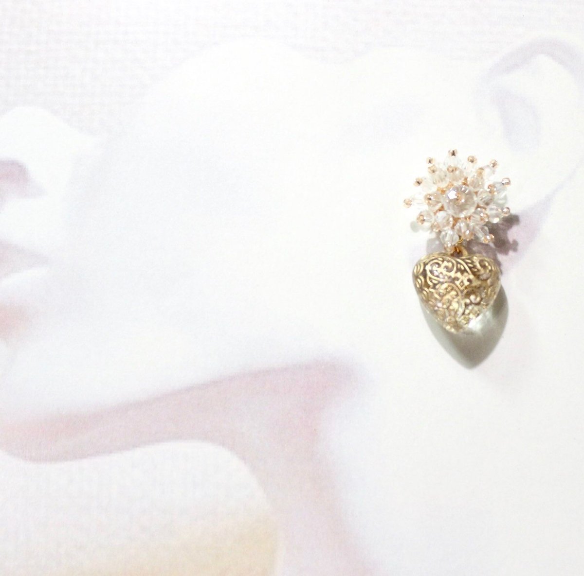 結婚式 お呼ばれにも 花形ビーズワッペンとハートチャームのピアスor