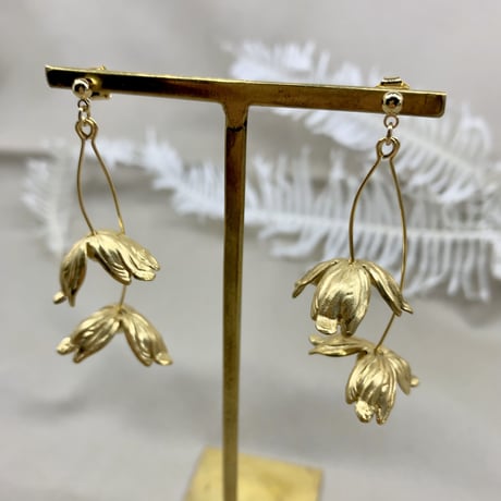 結婚式 マットゴールド 花びら フラワー ゆらゆら ウエディング ブライダル ピアス イヤリング