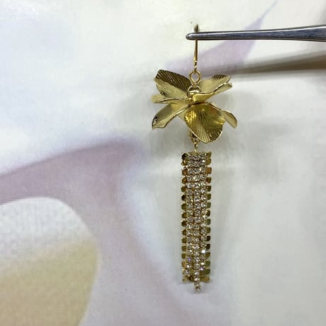 結婚式 ゴールド フラワー ゴールドチャーム イヤリング or ピアス ゴールド 大ぶり 花嫁  ブライダル  タッセル