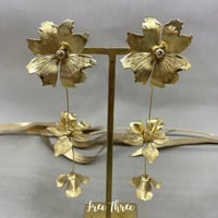 結婚式 ゴールド アンティーク 花びら フラワー ゆらゆら   ３連 ウエディング ブライダル ピアス イヤリング