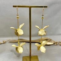 結婚式 マットゴールド 花びら フラワー ゆらゆら ウエディング  花嫁 ブライダルピアス イヤリング
