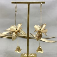 結婚式 マットゴールド パール 花びら フラワー ゆらゆら ウエディング ブライダル ピアス イヤリング