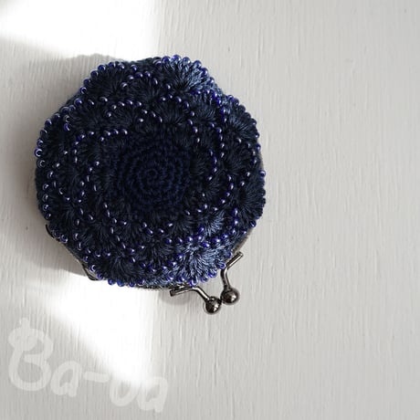ばあば作、ビーズ入り松編み・まるまるがま口（navy blue・C1488）