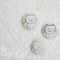 ✜ シロのくるみボタン(=^╹ܫ╹^=)