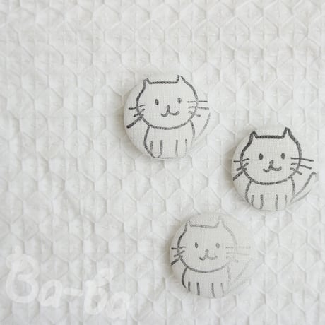 ✜ シロのくるみボタン(=^╹ܫ╹^=)