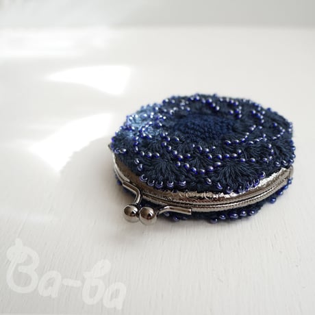 ばあば作、ビーズ入り松編み・まるまるがま口（navy blue・C1488）