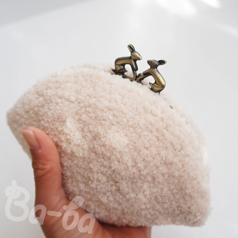 ばあば作☆さらに大きめ・ふわふわモールヤーンのがま口（ゆきうさぎ