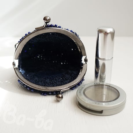 ばあば作、ビーズ入り松編み・まるまるがま口（navy blue・C1488）