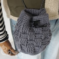 ばあば作 ♪ あったかknit巾着 （格子編み・grau・KP7)
