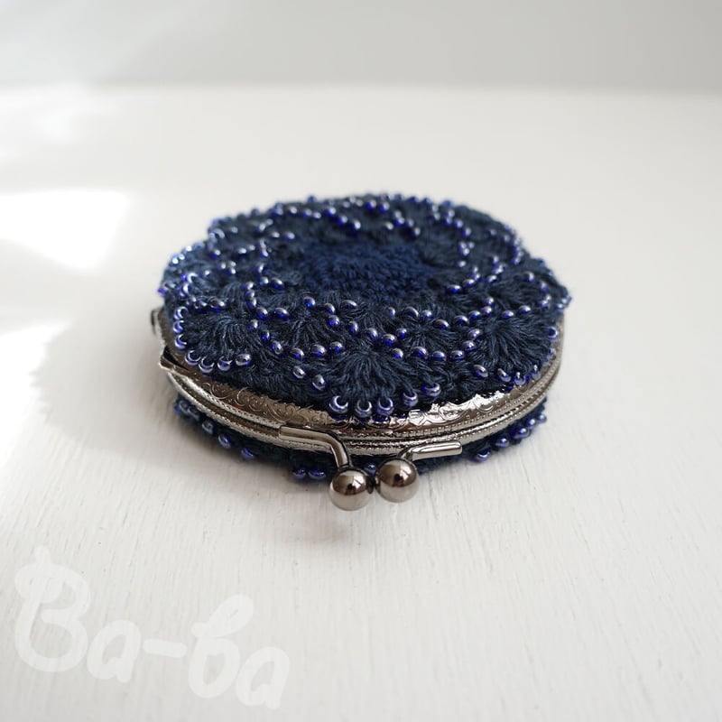 ばあば作、ビーズ入り松編み・まるまるがま口（navy blue・C1488