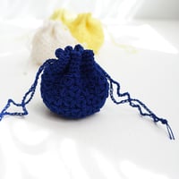 ばあば作、細かいリフ編みの豆巾着（prussian blue・KPPPR9）