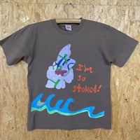 一点モノTシャツ-波と一緒にお花が浮いてる
