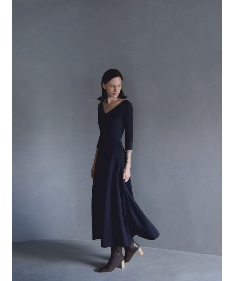 cropped sleeve v silhouette dress | célon