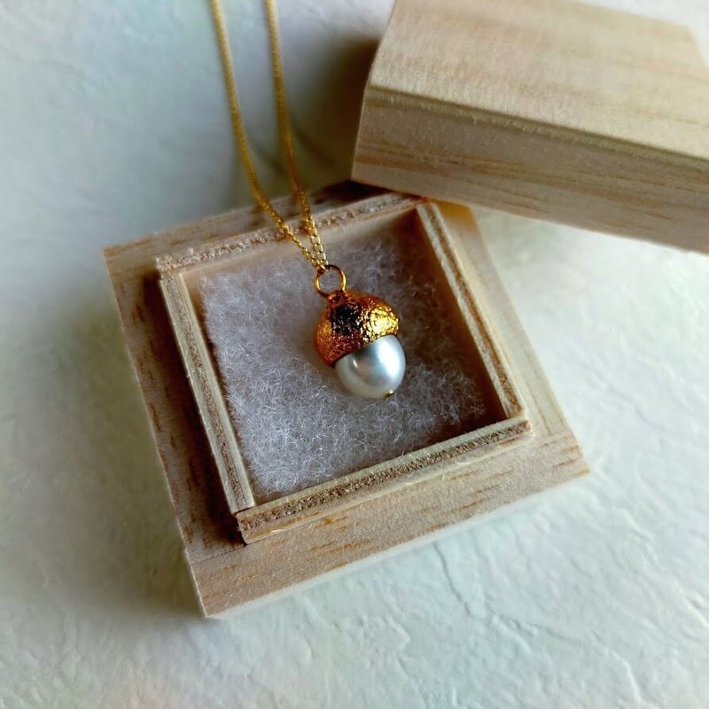 ドングリ型ペンダント クリスタル　チャーム　ゴールド k10 ドングリ型ペンダント クリスタル チャーム ゴールド k10