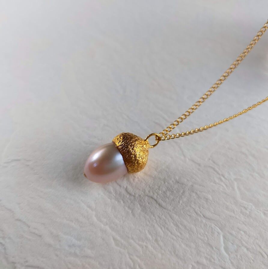 24k Gold-Dipped どんぐりのネックレス（ピンク） | 植物アクセサリー