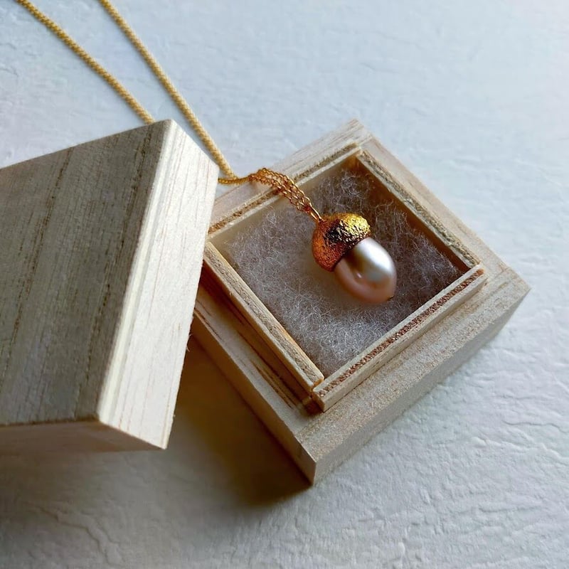 24k Gold-Dipped どんぐりのネックレス（ピンク） | 植物アクセサリー