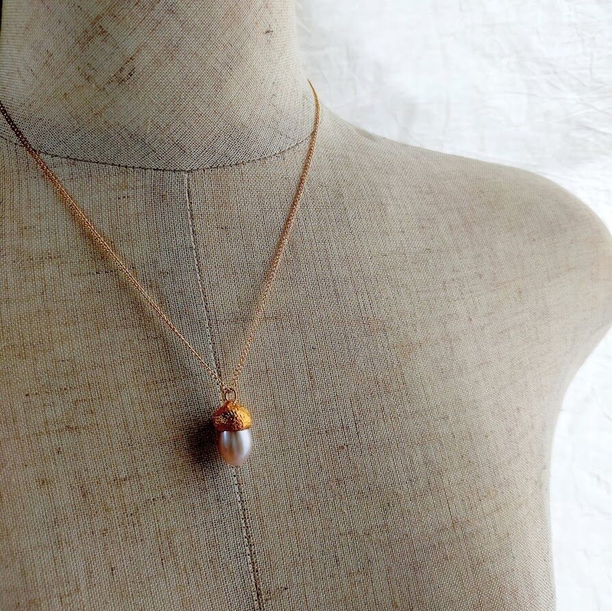 24k Gold-Dipped どんぐりのネックレス（ピンク） | 植物アクセサリー