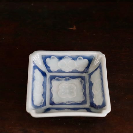 花文様の陽刻隅切豆皿
